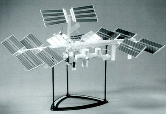 Intermountain ISS7001 1:144, International Space Station Kit, Decorated - House of Trains