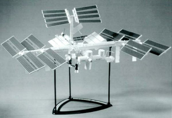 Intermountain ISS7001 1:144, International Space Station Kit, Decorated - House of Trains