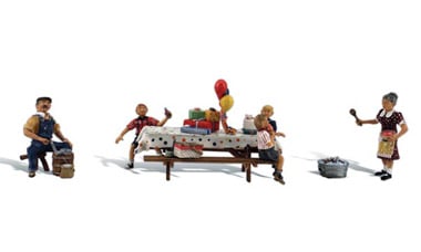 Woodland Scenics 1935 HO Backyard Birthday, 4 pieces - House of Trains