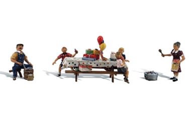 Woodland Scenics 1935 HO Backyard Birthday, 4 pieces - House of Trains