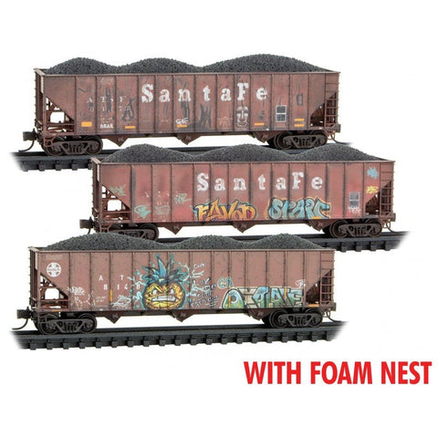 MTL 993 05 062 N, 3-Bay Hopper, Weathered, Graffiti, ATSF 3-Pack - House of Trains