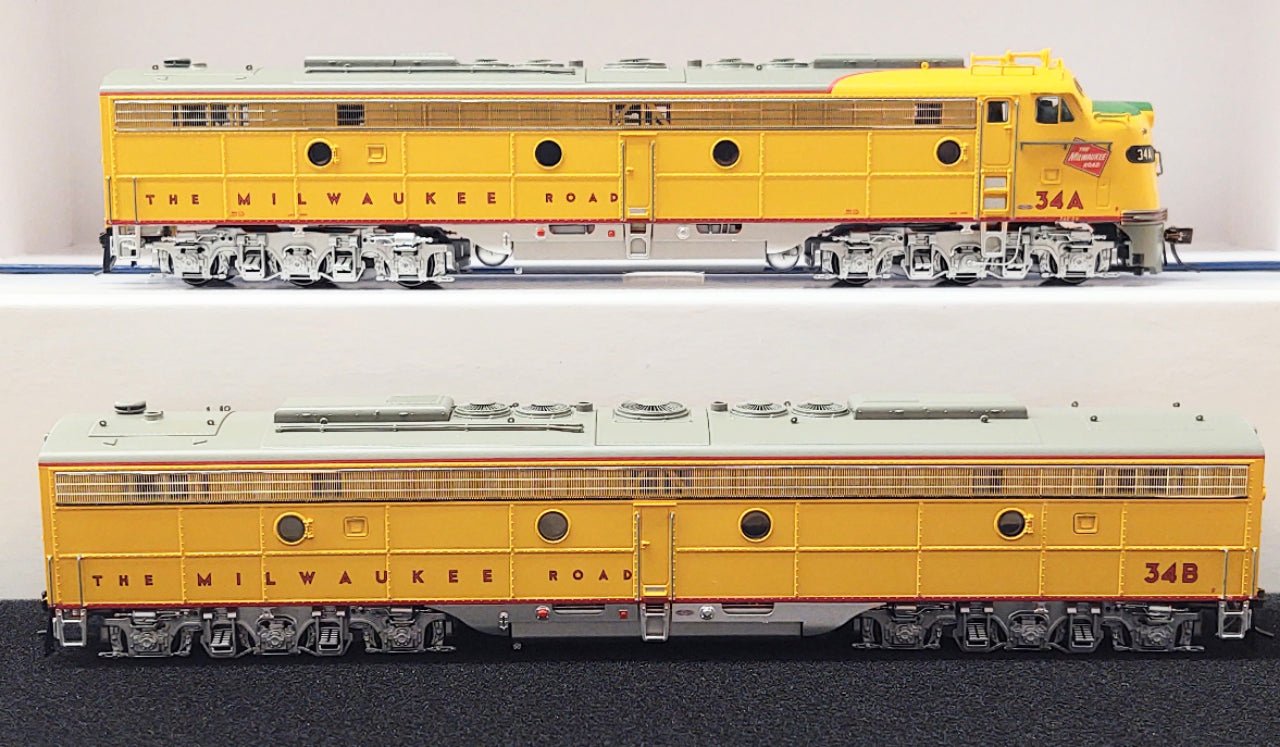 Rapido 28556 HO, EMD E8A E8B Set, ESU LokSound, Milwaukee Road, 1955 UP Scheme, 30C, 30B - House of Trains